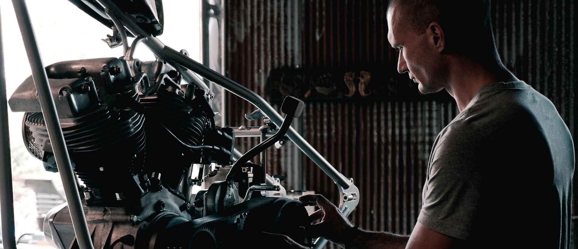 Man fixing engine banner-1